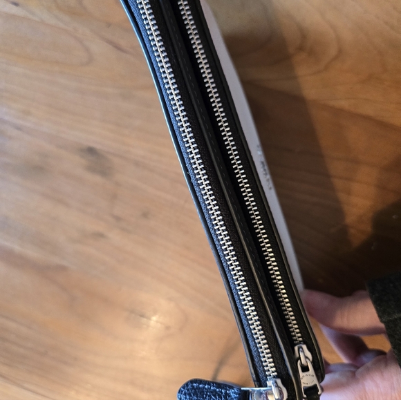 Coach Like New CF447 Contrast Double Zip Wallet Wristlet Chalk White & Black - Picture 8 of 12